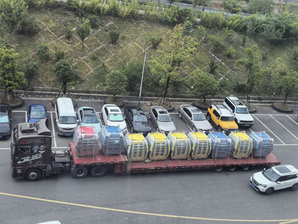 山西运城万荣孤峰山脉动索道24台6人吊厢顺利交货 488f9b51cc3216f52e7d2f1e64ba486a